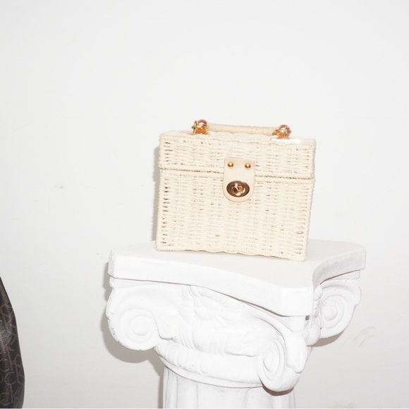 Elegant Cream Woven Handbag with Gold Details - Picture 1 of 4